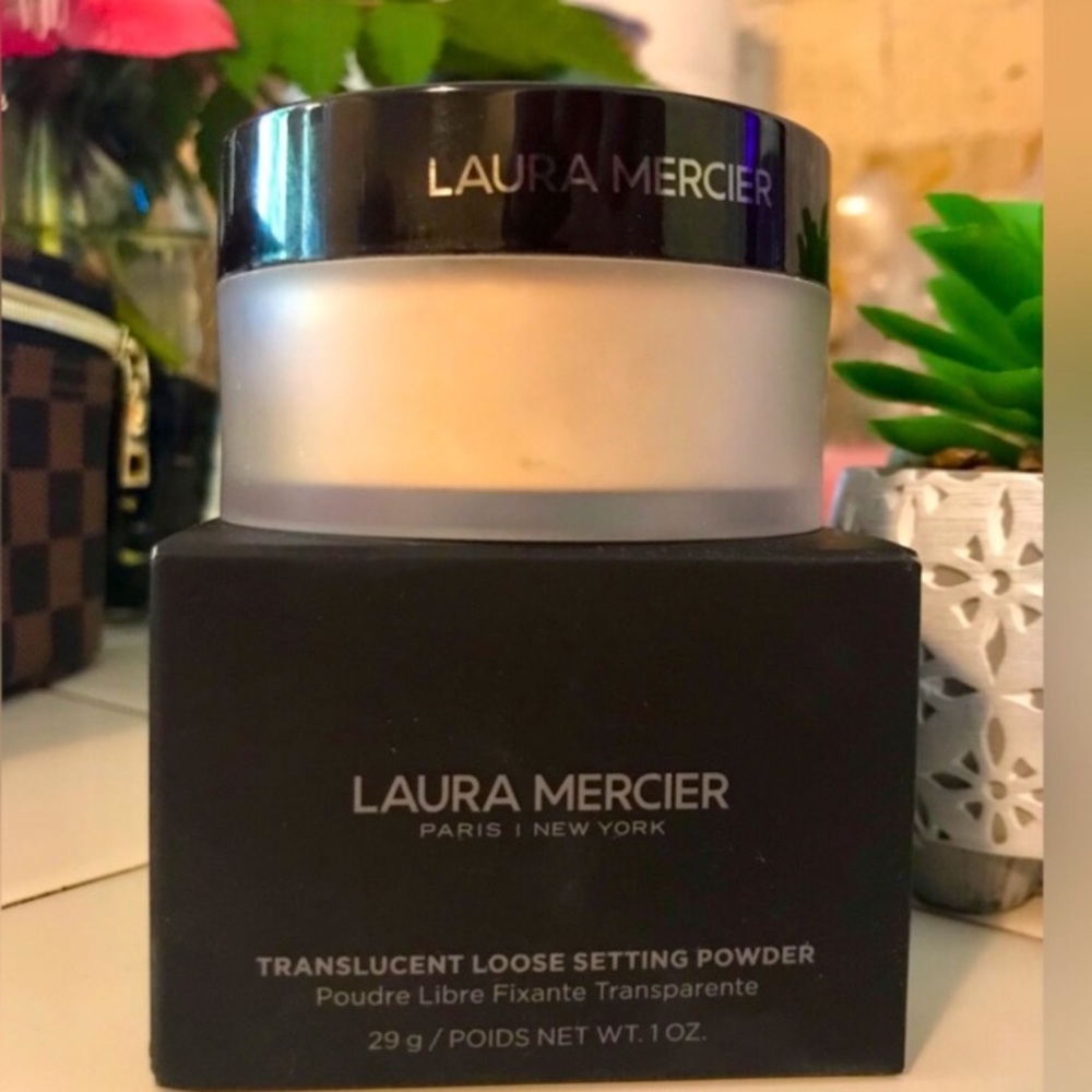 Laura Mecier setting powder